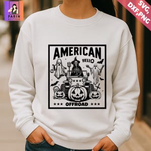 Puede incluir: Sudadera blanca con un diseño en blanco y negro con temática de Halloween. El diseño presenta un esqueleto conduciendo un jeep, fantasmas, murciélagos y calabazas. El texto dice "AMERICAN HELLO OFFROAD".