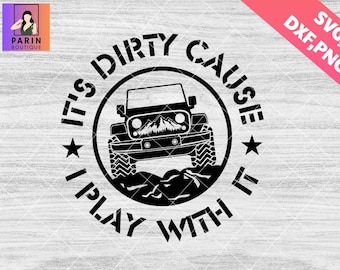 Könnte beinhalten: Schwarzweißes Grafikdesign eines Jeeps mit dem Text "It's Dirty Cause I Play With It" um den Jeep herum.
