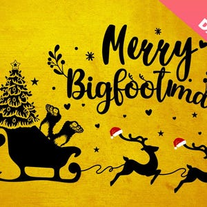 Könnte beinhalten: Schwarz-weißes Silhouettendesign einer Bigfoot-Familie, die in einem von zwei Rentieren gezogenen Schlitten fährt. Der Schlitten ist mit einem Weihnachtsbaum geschmückt. Der Text "Merry Bigfootmas" ist in einer festlichen Schrift geschrieben.