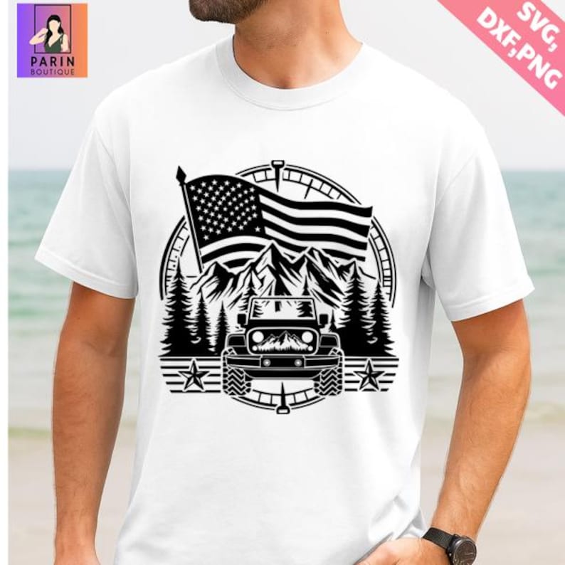 K&ouml;nnte beinhalten: Wei&szlig;es T-Shirt mit schwarzem Grafikdesign. Das Design zeigt eine amerikanische Flagge, Berge, Kiefern, einen Kompass und einen Jeep. Die Worte "SVG, DXF, PNG" stehen oben rechts. Das Parin Boutique-Logo befindet sich oben links.