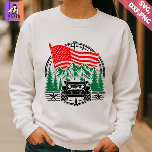 K&ouml;nnte beinhalten: Wei&szlig;es Sweatshirt mit einem grafischen Design. Das Design zeigt eine rot-wei&szlig;-amerikanische Flagge, gr&uuml;ne Berge und einen schwarzen Jeep. Das Design umfasst gr&uuml;ne Kiefern, Sterne und einen kompassartigen Rand.