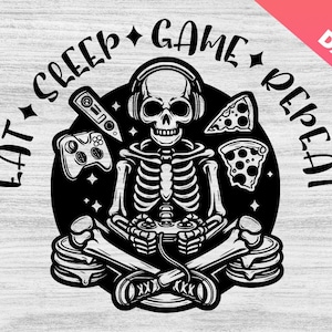 Puede incluir: Ilustración en blanco y negro de un esqueleto sentado con las piernas cruzadas, sosteniendo un mando de videojuegos. El esqueleto lleva auriculares y hay rebanadas de pizza y mandos de videojuegos a su alrededor. El texto "Eat, Sleep, Game, Repeat" está escrito alrededor del esqueleto.