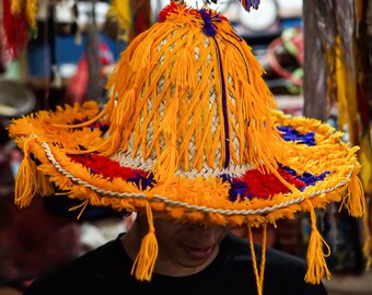 For both genders, there are traditional summer hats that include Moroccan straw hats, beach hats, field hats, sun hats, round hats.