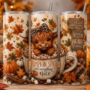 Op de afbeelding: Een cilindrische beker met metalen rietje, voorzien van een hooglandrund met een luipaardprint strik, omringd door herfstbladeren, pompoenen en marshmallows. De tekst luidt: PUMPKIN SPICE and everything nice, COZY DAYS, warm hugs, PUMPKIN SPICE & highland kisses.