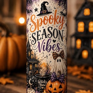 Può includere: Un bicchiere cilindrico con coperchio trasparente e cannuccia in metallo, caratterizzato da una stampa grafica con il testo Spooky Season Vibes e Witch's Brew. Il design include un cappello da strega, un fantasma, una zucca e una casa.