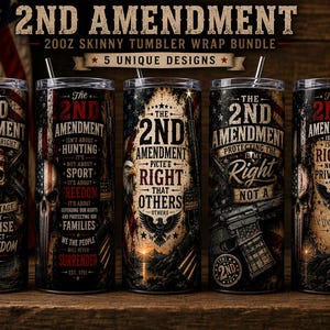 Op de afbeelding: Vijf 20oz skinny bekers met rietjes, elk met verschillende grafische ontwerpen met het thema 2nd Amendment in rood, wit, blauw en zwart. De prints bevatten tekst, schedels, adelaars en vuurwapens, met de titel 2ND AMENDMENT 20OZ SKINNY TUMBLER WRAP BUNDLE 5 UNIQUE DESIGNS boven de bekers.