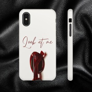 Könnte beinhalten: Weißes Handycase mit dem Text "Look at me" in Schreibschrift. Das Case hat unten ein dunkelrotes Design. Das Handycase wird von vorne und von der Seite gezeigt.
