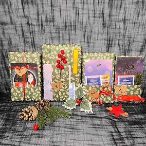 Könnte beinhalten: Ein Adventskalender mit fünf verpackten Geschenken, jedes mit einer Nummer und dekorativen Elementen. Die Geschenke sind in grünes Papier mit einem Stechpalmenmuster verpackt. Dekorationen umfassen einen roten Stern, Zimtstangen und Tannenzapfen.