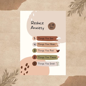 Può includere: Una stampa rettangolare con il testo Reduce Anxiety e In 10 Sec, che presenta un elenco di esercizi di messa a terra: 5 Things You See, 4 Things You Hear, 3 Things You Feel, 2 Things You Taste e 1 Things You Smell su forme astratte beige.