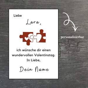 Könnte beinhalten: Eine weiße Karte mit einem dunkelbraunen Puzzleteil-Design und deutschem Text. Der Text lautet "Liebe Lara, ich wünsche dir einen wundervollen Valentinstag. In Liebe, Dein Name" und "personalisierbar".