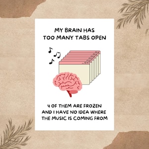Könnte beinhalten: Ein weißer rechteckiger Druck mit einer rosa Gehirnillustration, einem Stapel hellrosa Computerfenster und schwarzen Musiknoten. Der Text lautet: MY BRAIN HAS TOO MANY TABS OPEN, 4 OF THEM ARE FROZEN AND I HAVE NO IDEA WHERE THE MUSIC IS COMING FROM.
