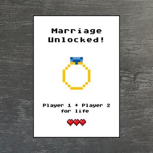 Könnte beinhalten: Eine weiße Karte mit dem Text "Marriage Unlocked!" über einem pixeligen goldenen Ring mit einem blauen Edelstein. Darunter steht "Player 1 + Player 2 for life" mit drei pixeligen roten Herzen.