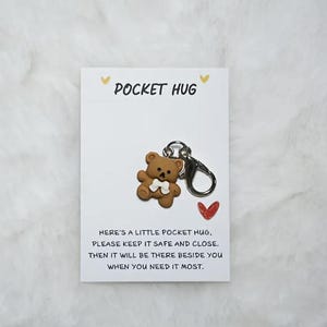 Oso de abrazo de bolsillo | oso pardo con tarjeta | Tráiler | Llavero | Dulce compañero para consuelo y alegría.