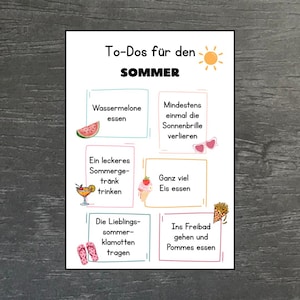 Peut inclure: Une affiche rectangulaire blanche avec le texte noir To-Dos für den SOMMER et une icône de soleil jaune. Elle présente six encadrés colorés contenant du texte allemand et des illustrations de pastèque, lunettes, cocktail, glace, tongs et frites.