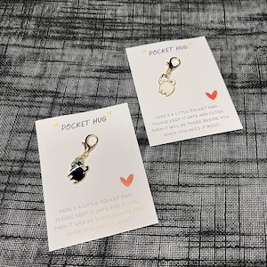 Pendentif Pocket Hug – Chat noir ou blanc – Cadeau pour les amoureux des chats