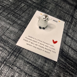 Abrazo de bolsillo de pingüino | Dulce compañero para consuelo y alegría.