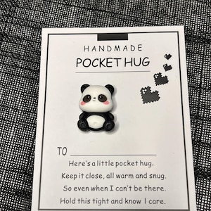 Abrazo de bolsillo panda | Oso panda con tarjeta | Dulce compañero para comodidad y alegría.