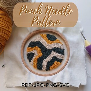 Op de afbeelding: Een punch needle patroon in een houten ring, met een ontwerp van golvende lijnen in mosterdgeel, donkergroen en beige. De tekst "Punch Needle Pattern" staat erboven, met "PDF-JPG-PNG-SVG" eronder. Handwerkbenodigdheden zijn zichtbaar.