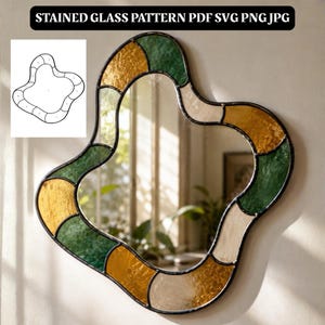 Peut inclure: Un miroir décoratif de forme ondulée unique, orné de vitraux aux tons or, vert et crème. Le miroir est fixé au mur, reflétant une pièce éclairée par la lumière naturelle. Le texte "STAINED GLASS PATTERN PDF SVG PNG JPG" est en haut.