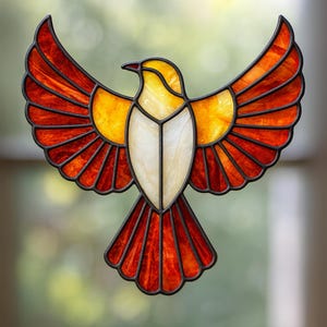 Op de afbeelding: Gebrandschilderde vogel met uitgespreide vleugels. De vogel heeft een witte romp, een gele kop en rode en oranje vleugels. Het glas is omlijnd met zwarte lijnen, wat een opvallend visueel effect creëert. Een decoratief item.