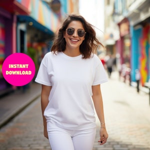 以下が含まれることがあります： カラフルな建物を背景に、白いTシャツと白いパンツを着用した女性が通りを歩いている。彼女はサングラスをかけて笑顔を見せている。