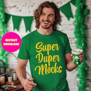 Może przedstawiać: Mężczyzna w zielonej koszulce z napisem "Super Duper Mocks" w żółtych literach. Trzyma zielony kubek ze słomką i wzorem koniczyny.