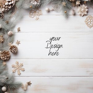 Pu&ograve; includere: Un'immagine a tema natalizio con uno sfondo in legno bianco decorato con rami di pino ghiacciati, pigne e ornamenti dorati. Il testo "your Design here" &egrave; scritto in nero al centro.