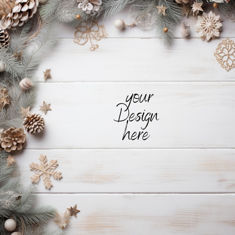 Pu&ograve; includere: Un'immagine a tema natalizio con uno sfondo in legno bianco decorato con rami di pino ghiacciati, pigne e ornamenti dorati. Il testo "your Design here" &egrave; scritto in nero al centro.