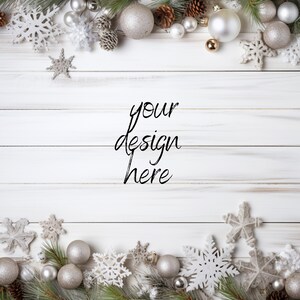 Pu&ograve; includere: Un'immagine a tema natalizio con assi di legno bianche, adornata con ornamenti argentati e bianchi, fiocchi di neve, pigne e rami sempreverdi. Il testo "your design here" &egrave; scritto in corsivo nero.