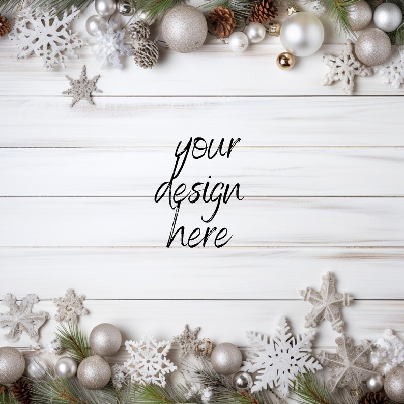Pu&ograve; includere: Un'immagine a tema natalizio con assi di legno bianche, adornata con ornamenti argentati e bianchi, fiocchi di neve, pigne e rami sempreverdi. Il testo "your design here" &egrave; scritto in corsivo nero.