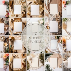 Könnte beinhalten: Eine Sammlung von 50 Mockup-Vorlagen, die jeweils eine leere quadratische Karte zeigen. Die Karten sind von verschiedenen dekorativen Elementen umgeben, darunter Blumen, Federn, Kerzen und Stoff. Die Gesamtästhetik ist böhmisch und elegant, mit einer neutralen Farbpalette.
