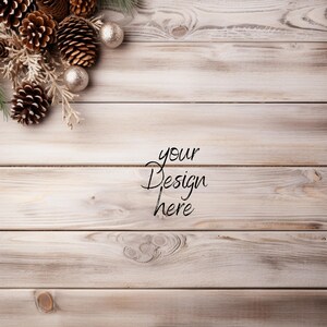 Pu&ograve; includere: Uno sfondo in legno rustico con una finitura chiara e invecchiata. L'angolo in alto a sinistra presenta pigne, ornamenti argentati e rametti decorativi. Il testo "your Design here" &egrave; scritto in corsivo.