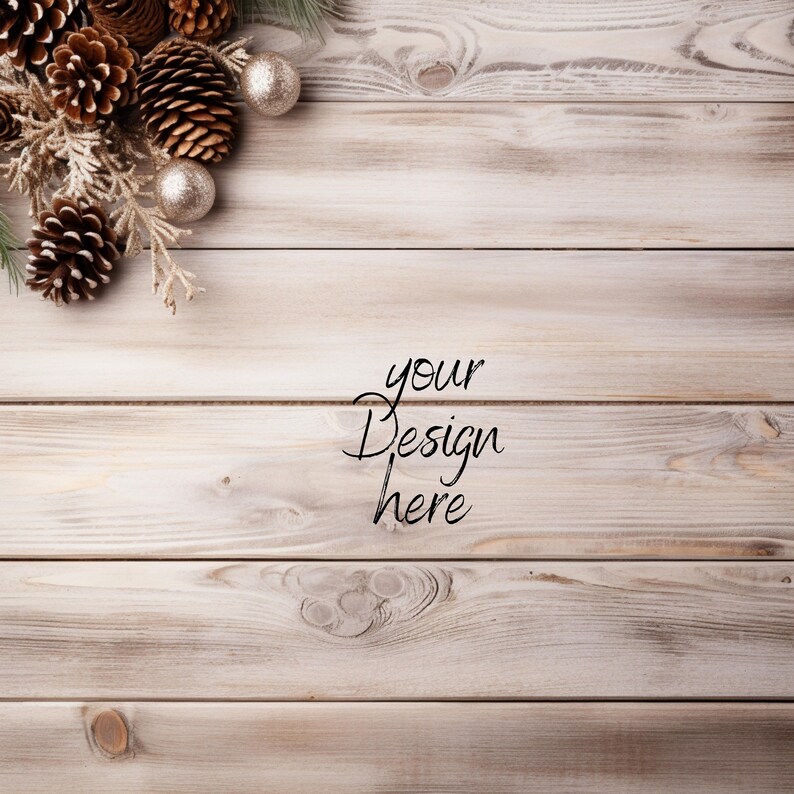Pu&ograve; includere: Uno sfondo in legno rustico con una finitura chiara e invecchiata. L'angolo in alto a sinistra presenta pigne, ornamenti argentati e rametti decorativi. Il testo "your Design here" &egrave; scritto in corsivo.