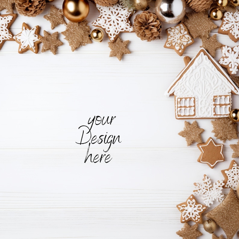 Pu&ograve; includere: Una composizione festosa di decorazioni natalizie su una superficie di legno bianco. L'esposizione comprende biscotti di pan di zenzero, ornamenti dorati, pigne e decorazioni a forma di stella. Il testo "your Design here" &egrave; scritto in corsivo.