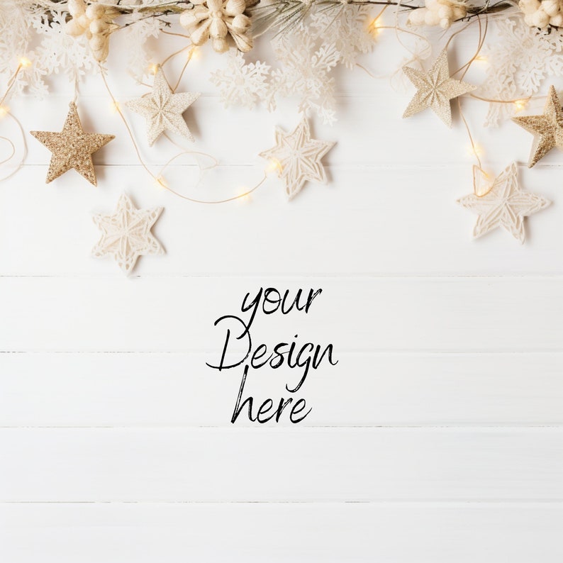 Pu&ograve; includere: Una scena festiva natalizia con ornamenti a stella dorati e bianchi, fiocchi di neve e luci a catena su uno sfondo di legno bianco. Il testo "your Design here" &egrave; scritto in corsivo.