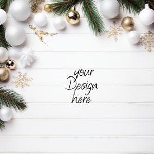 Pu&ograve; includere: Una composizione festosa a tema natalizio su una superficie di legno bianco. Include ornamenti argentati e dorati, fiocchi di neve, rami di pino e il testo "your Design here".
