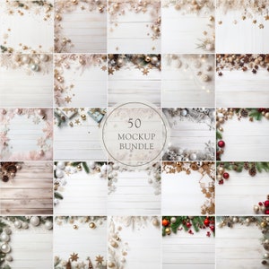 Pu&ograve; includere: Una collezione di 50 immagini mockup a tema natalizio. Le immagini presentano varie decorazioni natalizie, tra cui palline, stelle e verde, disposte su sfondi in legno bianco. Il testo "50 MOCKUP BUNDLE" &egrave; al centro.