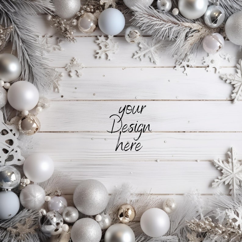 Pu&ograve; includere: Una composizione festosa a tema natalizio con ornamenti bianchi e argentati, fiocchi di neve e rami glassati. Il testo "your Design here" &egrave; visualizzato su uno sfondo di legno bianco. La composizione comprende ornamenti di varie dimensioni.