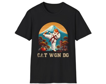 Könnte beinhalten: Schwarzes T-Shirt mit einer Cartoon-Katze in Karate-Pose, die vor einem Berg und einem Pagoden steht. Der Text "CAT WON DO" ist unter dem Bild gedruckt.