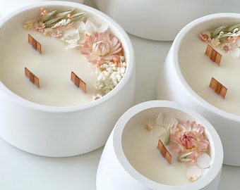 Handgemachte Duftkerze mit getrockneten Blüten, Keramikgefäß, Holzdocht