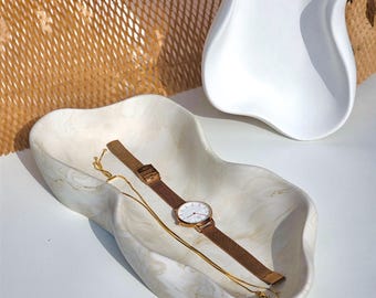 Bandeja de jesmonita ondulada hecha a mano: joyero minimalista y llavero.