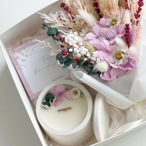 Luxus Duftkerze Geschenk-Set - handgemachte Sojawachs Kerze & Trockenblumenstrauß, Entspannungsgeschenk, Geburtstagsgeschenk für Sie, Einweihungsparty