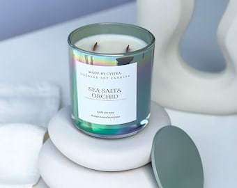 Scanted soy candle Sea salt & Orchid / Lilac + blue shimmering iridescent colored glass / Two wooden wicks with a crackling sound