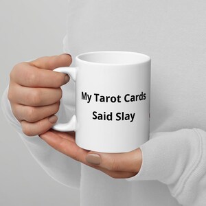 Meine Tarotkarten sagten Slay Becher - Lustige Gen Z Keramikkaffeetasse - Mibbo ™ Marke Süßer schwarzer Text Weiß 11 Unzen Becher Geschenk für Freunde
