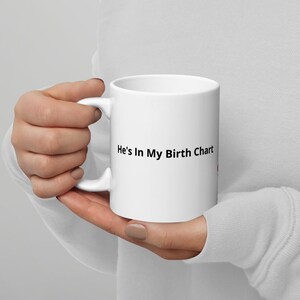 Taza "Está en mi carta natal" - Divertida taza de café de cerámica de la generación Z - Marca Mibbo™ - Bonita taza blanca con texto en negro de 325 ml - Regalo para amigos