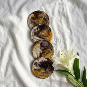 Set Sottobicchieri in Resina Geode Marrone Beige Ocra – Base MDF 10 cm con Bordo in Foglia Oro – Sottobicchieri Artigianali di Lusso