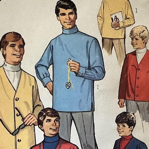 Op de afbeelding: Vintage Simplicity naaipatroon 7889 voor heren tops in maat small. Het patroon bevat illustraties van verschillende truistijlen, waaronder coltruien en V-hals ontwerpen. Borstomvang 86-91 cm. Het patroon is gemarkeerd met 65¢.