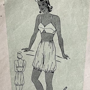Puede incluir: Patrón Weldons vintage con un dibujo de un conjunto de sujetador y bragas. La ilustración muestra a una mujer con el conjunto de lencería, con medidas de busto 86 cm y caderas 97 cm. El patrón incluye instrucciones completas.