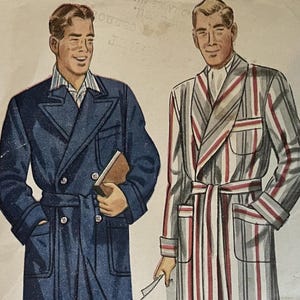 Pode incluir: Ilustração de dois homens em roupa de dormir vintage. Um veste um roupão azul marinho de abotoamento duplo com pijama listrado. O outro veste um roupão listrado com cinto a condizer e calças amarelo claro. Ambos usam sapatos castanhos.