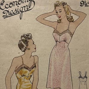 Pode incluir: Padrão de costura vintage "Economy Design" com ilustrações de lingerie. O padrão inclui um vestido e calções, tamanho 36. A arte mostra duas mulheres vestindo as peças.